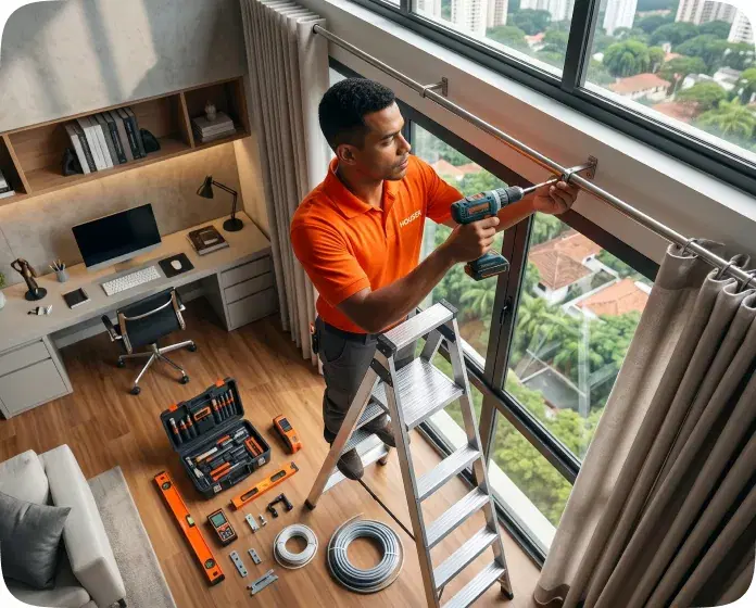 Profissional Houser instalando uma cortina em uma sala iluminada